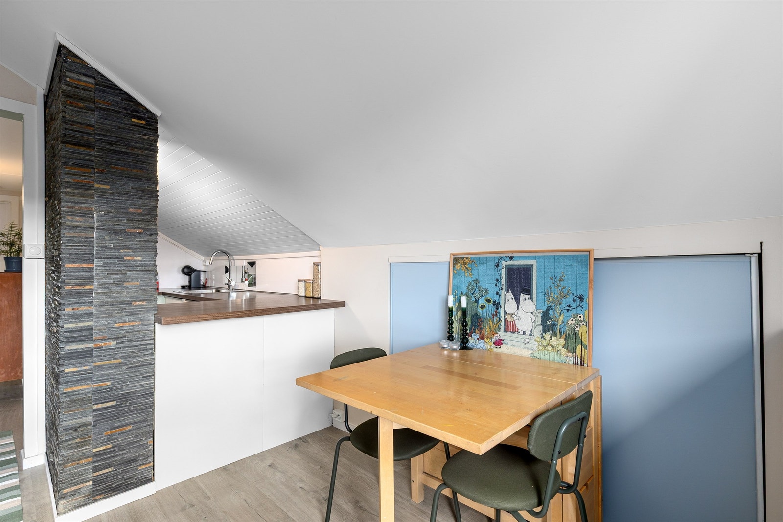 I tilknytning til kjøkkenet er det plass til spisebord. I veggen bak spisebordet er det ekstra lagringsplass Galleribilde