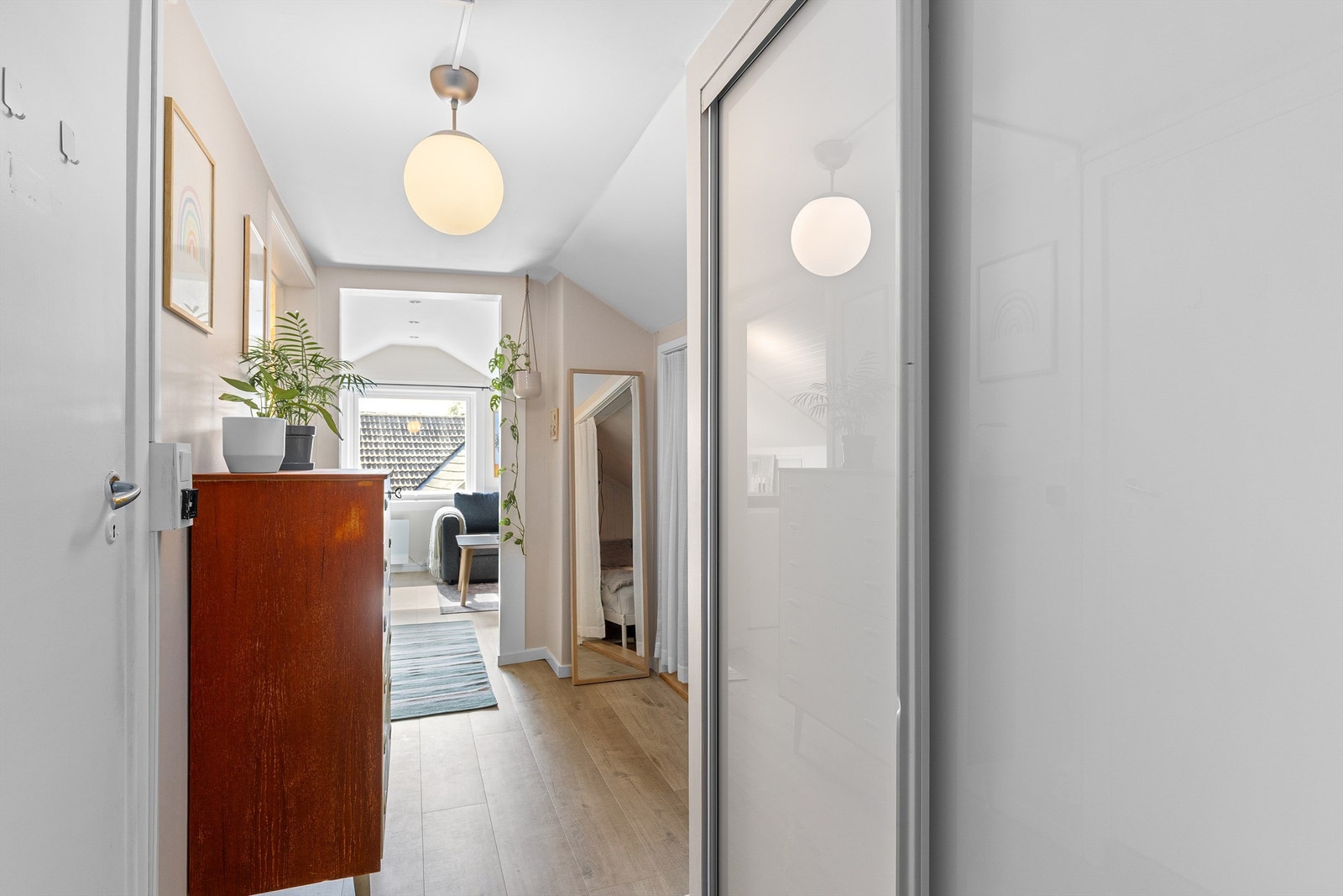 Skyvedørsgarderobe med god lagringsplass i entréen Galleribilde