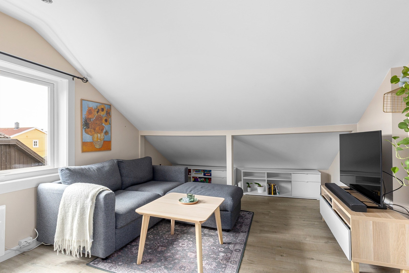 Fin stuedel med plass til sofa. God mulighet til å f.eks plassbygge lagringsløsninger for å utnytte gulvplass under skråtaket best mulig Galleribilde
