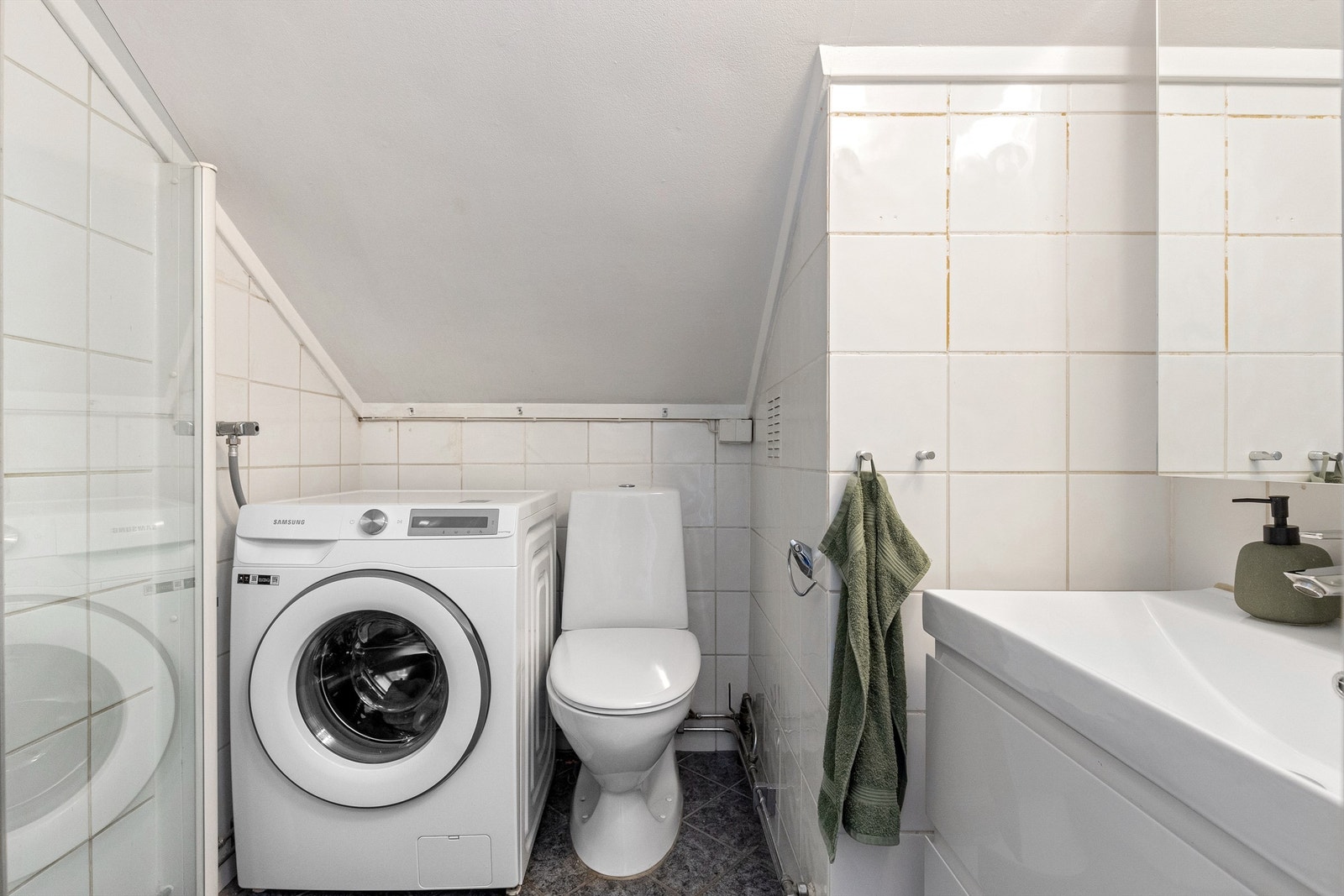 Flislagt bad med opplegg for vaskemaskin i full størrelse Galleribilde