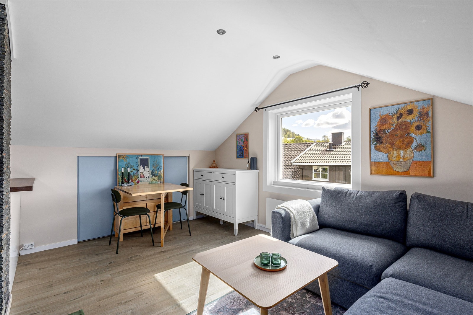 Lys stue med stort gavlvindu Galleribilde