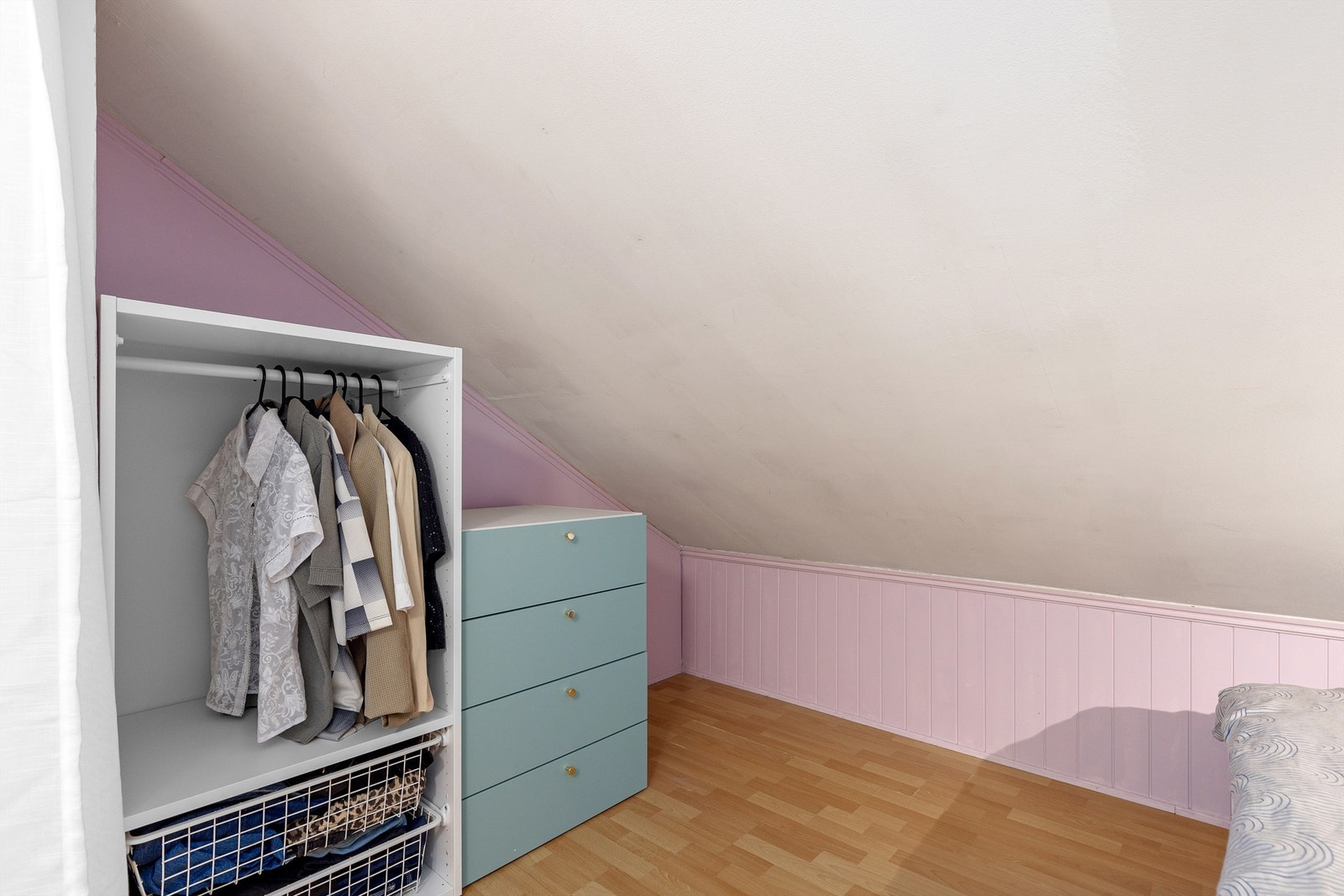 Plass til klesoppbevaring i alkoven Galleribilde