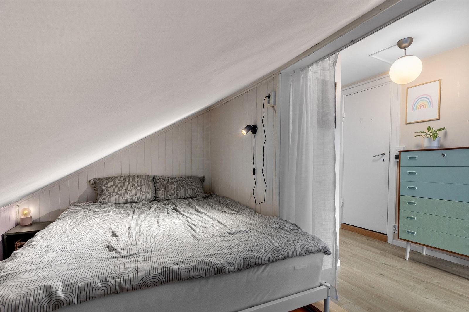 I alkoven er det plass til seng, i tillegg til nattbord Galleribilde