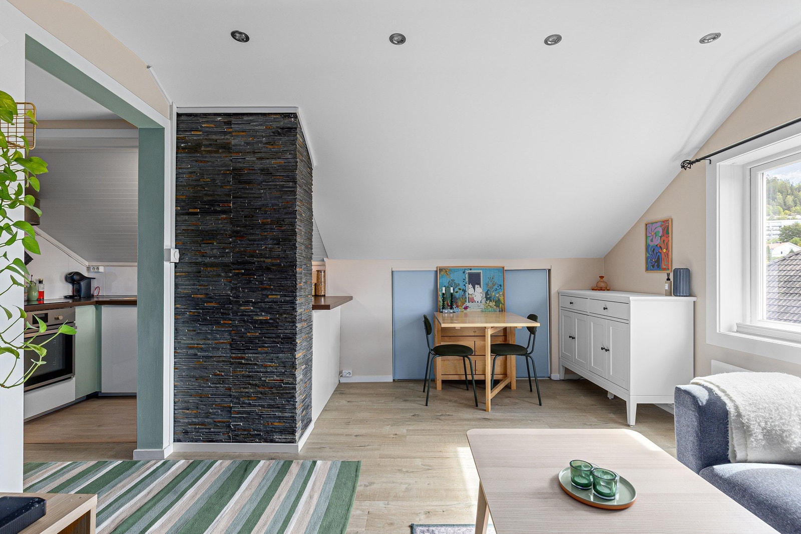 Leiligheten er arealsmart, med delvis åpen kjøkkenløsning mot stuen Galleribilde