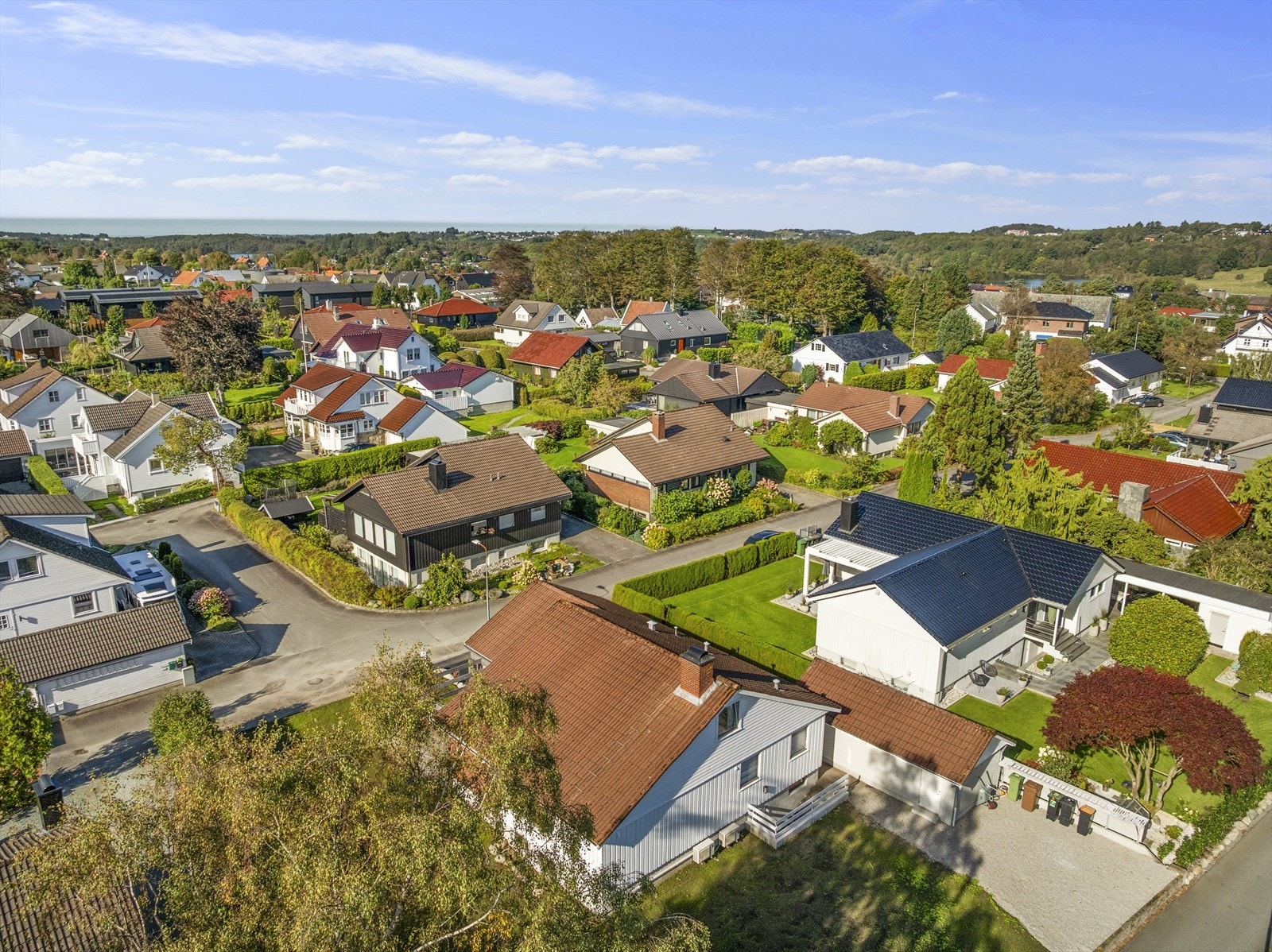 Liljeveien 10 ligger i et veletablert og populært boligområde preget av tett villabebyggelse og gode naboforhold Galleribilde