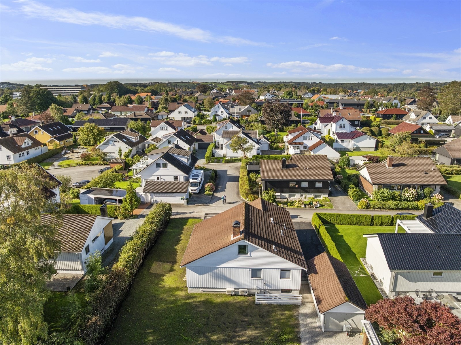 Pent opparbeidet tomt med asfaltert gårdsrom og romslig hage. Galleribilde