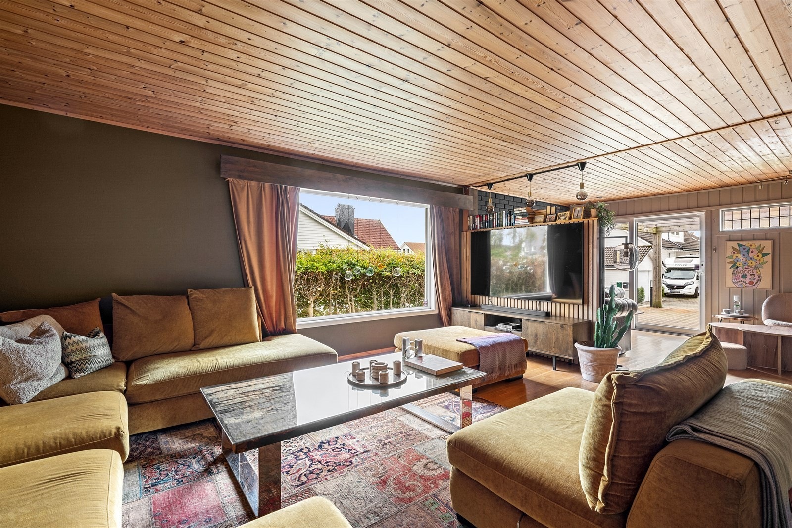 Romslig stue med store vinduer, god plass til sofagruppe og direkte utgang til terrasse. Galleribilde