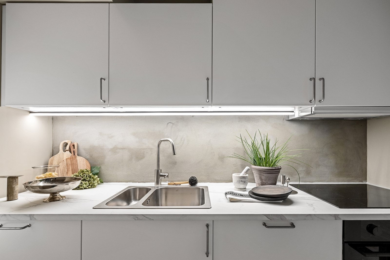 Funksjonelt kjøkken i hvit utførelse- ikke godkjent som rom for varig opphold. Galleribilde