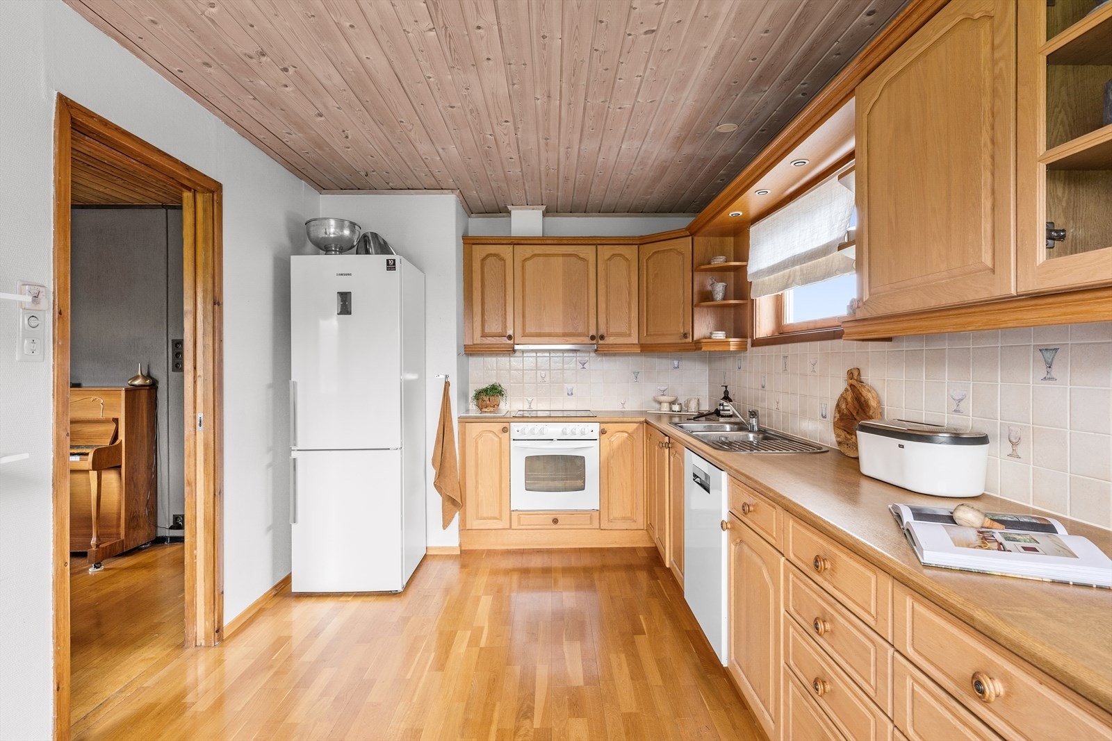 Rikelig med skap og benkeplass. Galleribilde