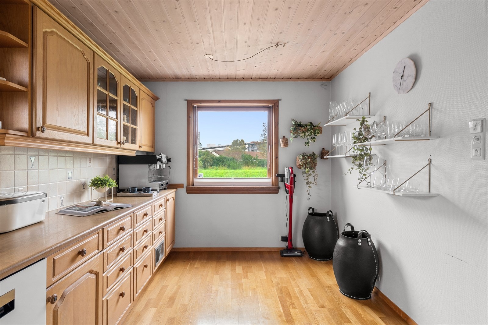 Vindu på kjøkken som slipper inn rikelig med lys Galleribilde