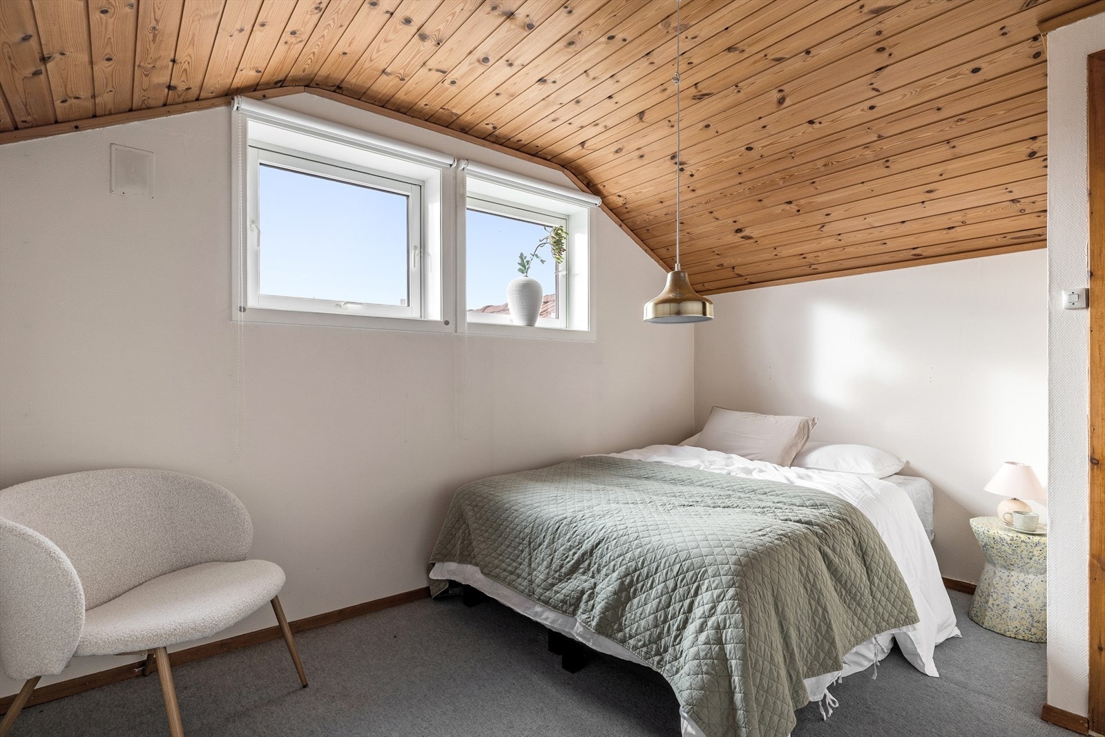 Soverom 1. Opprinnelig loftstegning fra kommunen viser ett stort soverom som i dag er delt inn i to soverom. Galleribilde