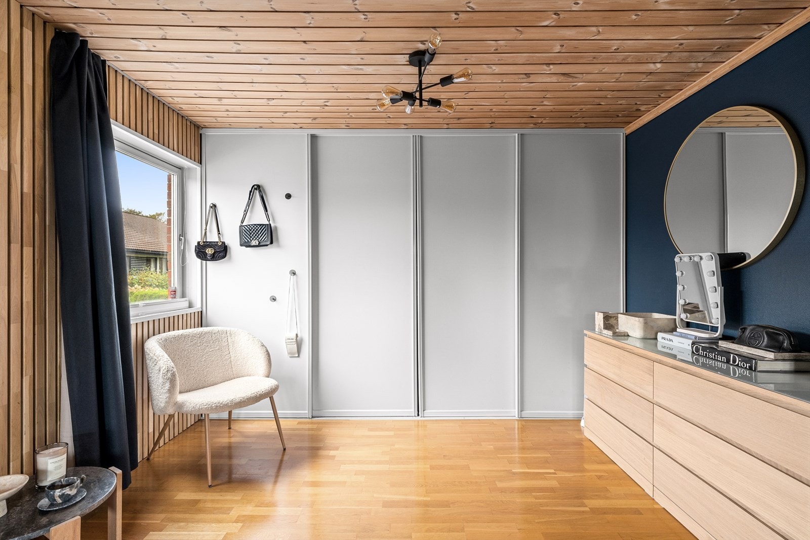 Godt med lagringsplass på soverommet Galleribilde