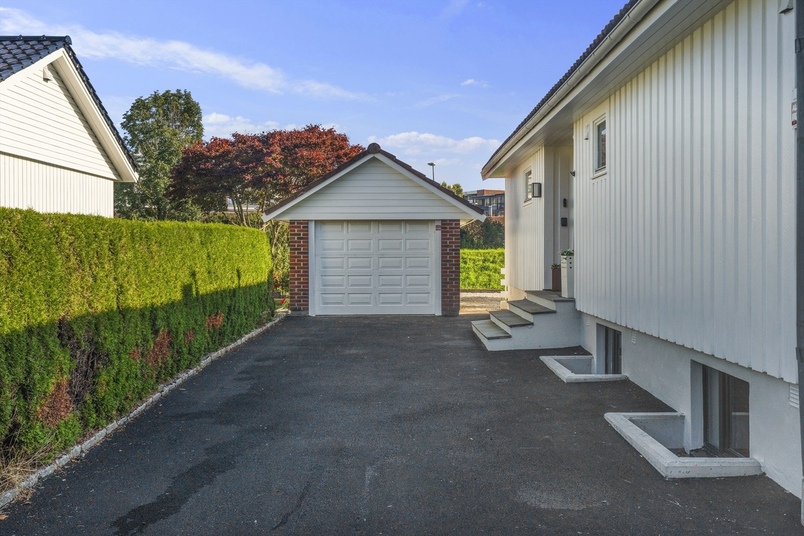 Garasje med port samt god plass til parkering i eget gårdsrom. Galleribilde