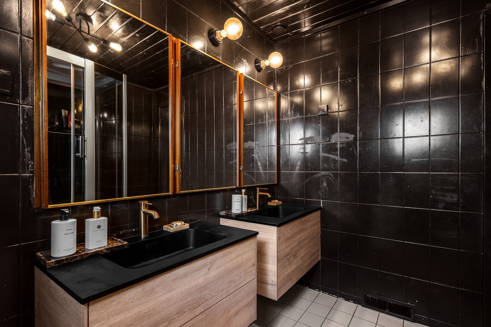 Baderom i 1. etasje innredet med dobbel vask i seksjon, speil og dusjkabinett/massasjedusj. Galleribilde