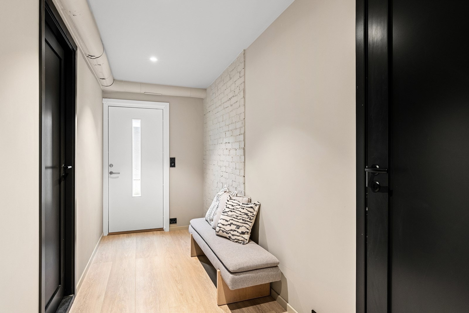 Lyst og flott inngangsparti i underetasjen Galleribilde