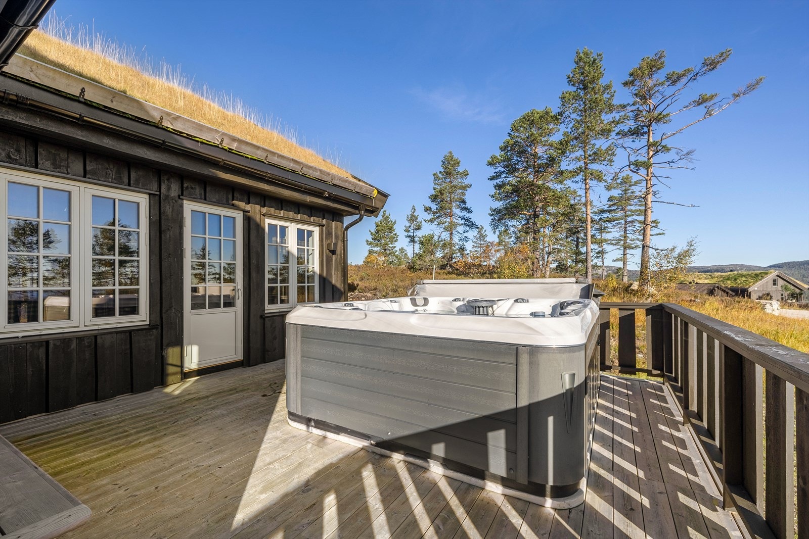 Jacuzzi på verandaen medfølger i salget. Galleribilde