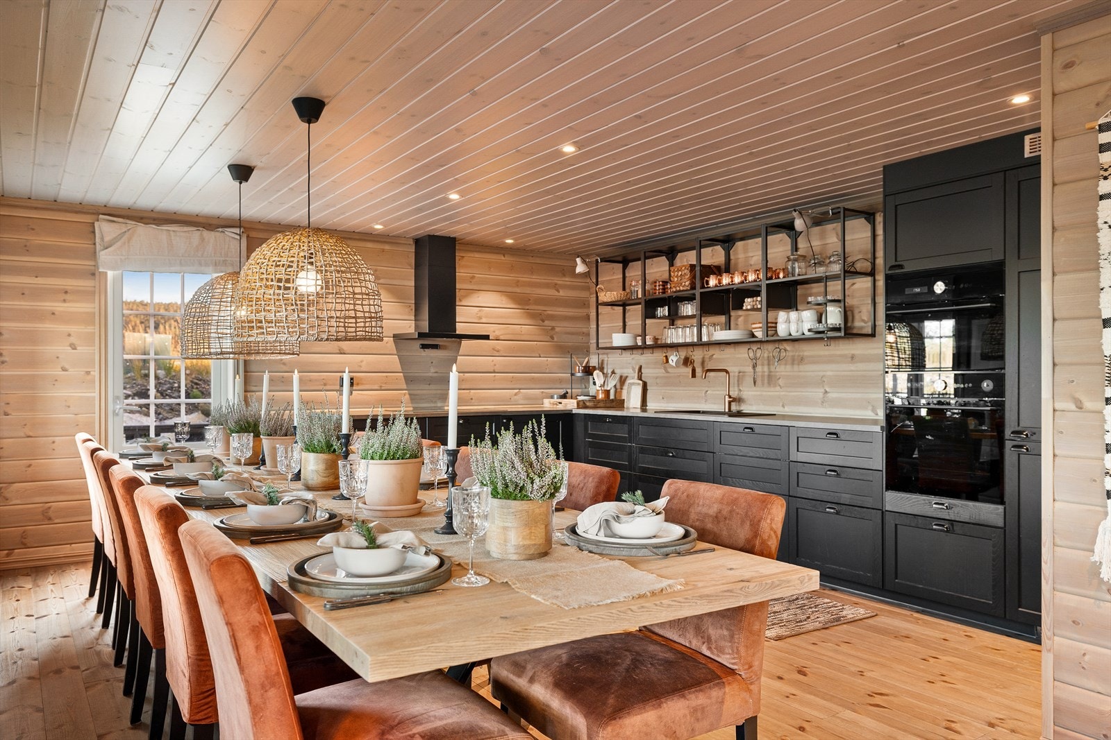 Kjøkkenet er innredet med et stort flotte spesialbestilt spisebordet i rustikt tre, som har plass til hele 16 personer, og dette medfølger i salget. Galleribilde