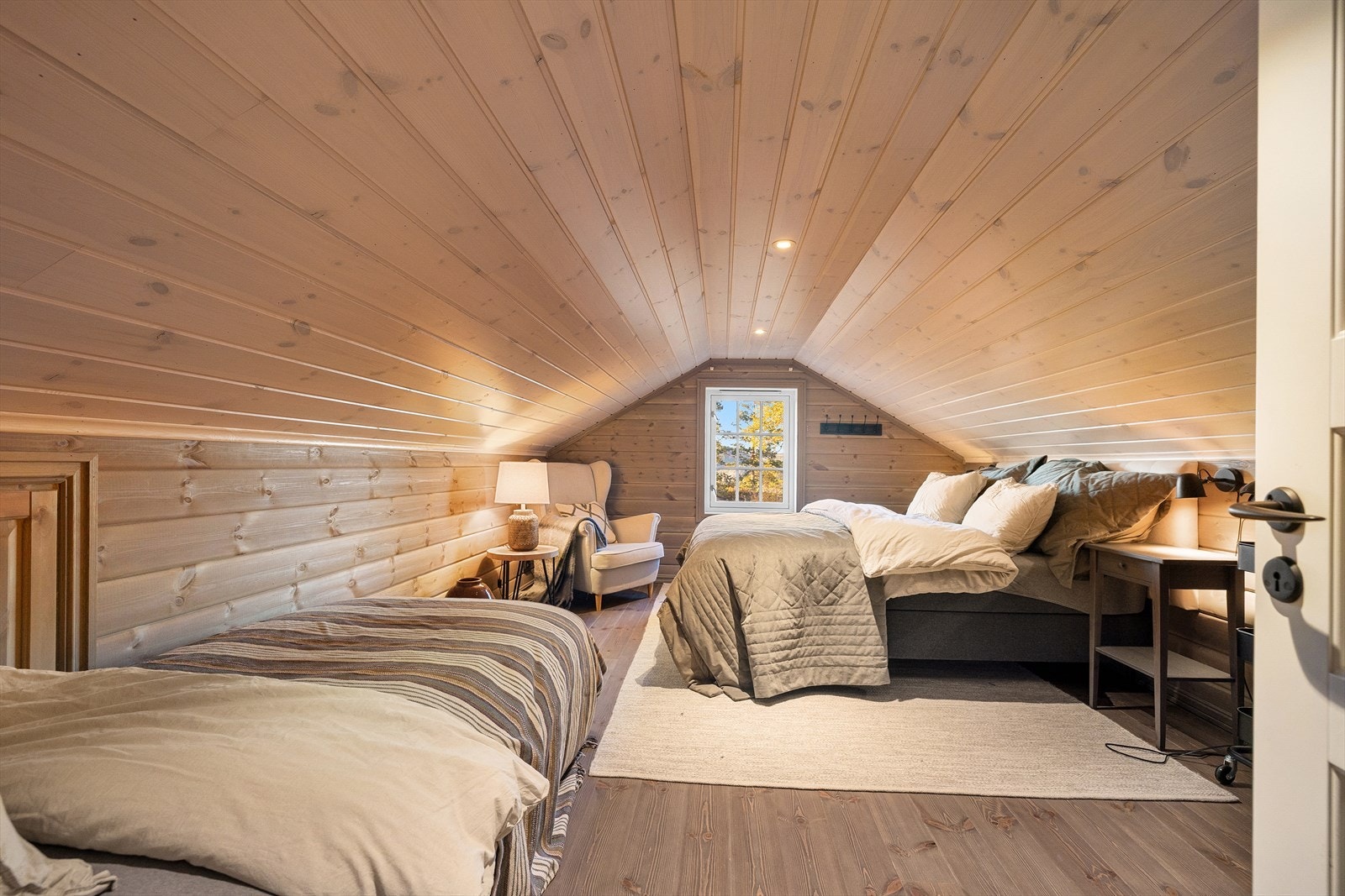 Loftsrom 2 er familierommet i hytta. Det er stor og romslig med plass til flere senger. Galleribilde