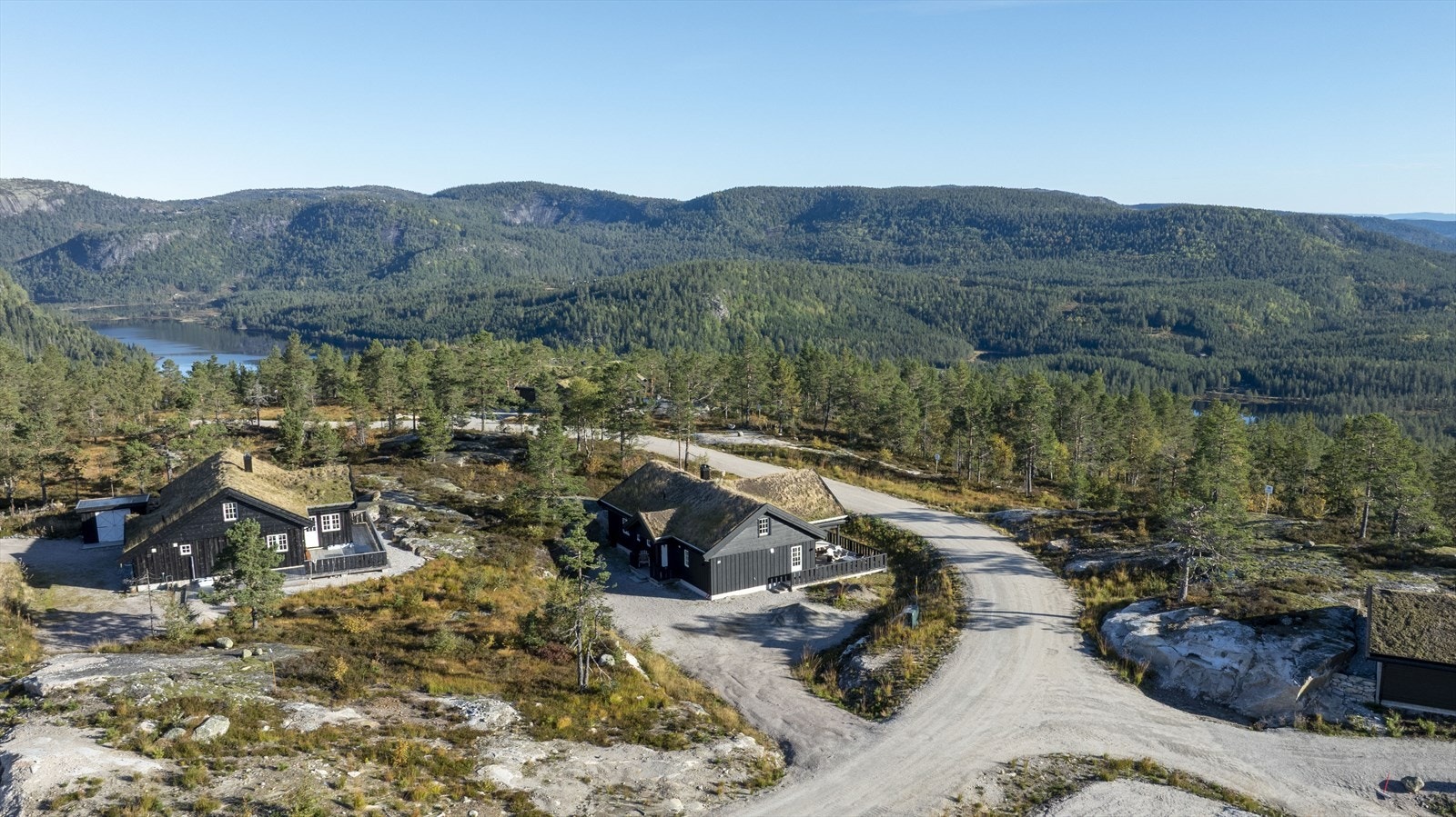Rundt 1 km fra hytta ligger et av Telemarks største skisentre, Gautefall skisenter. Galleribilde