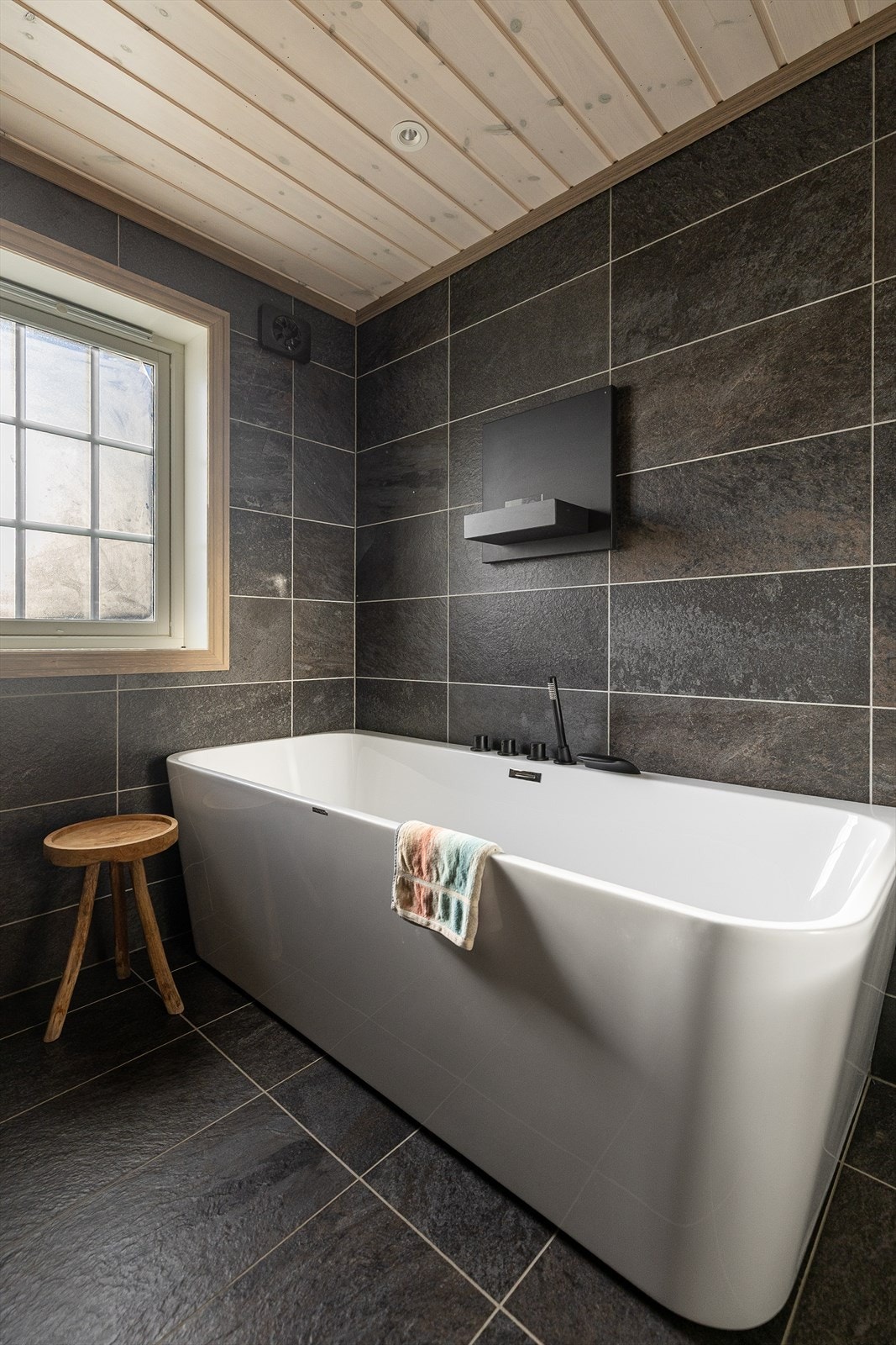 Badekar med karkantbatteri. Galleribilde