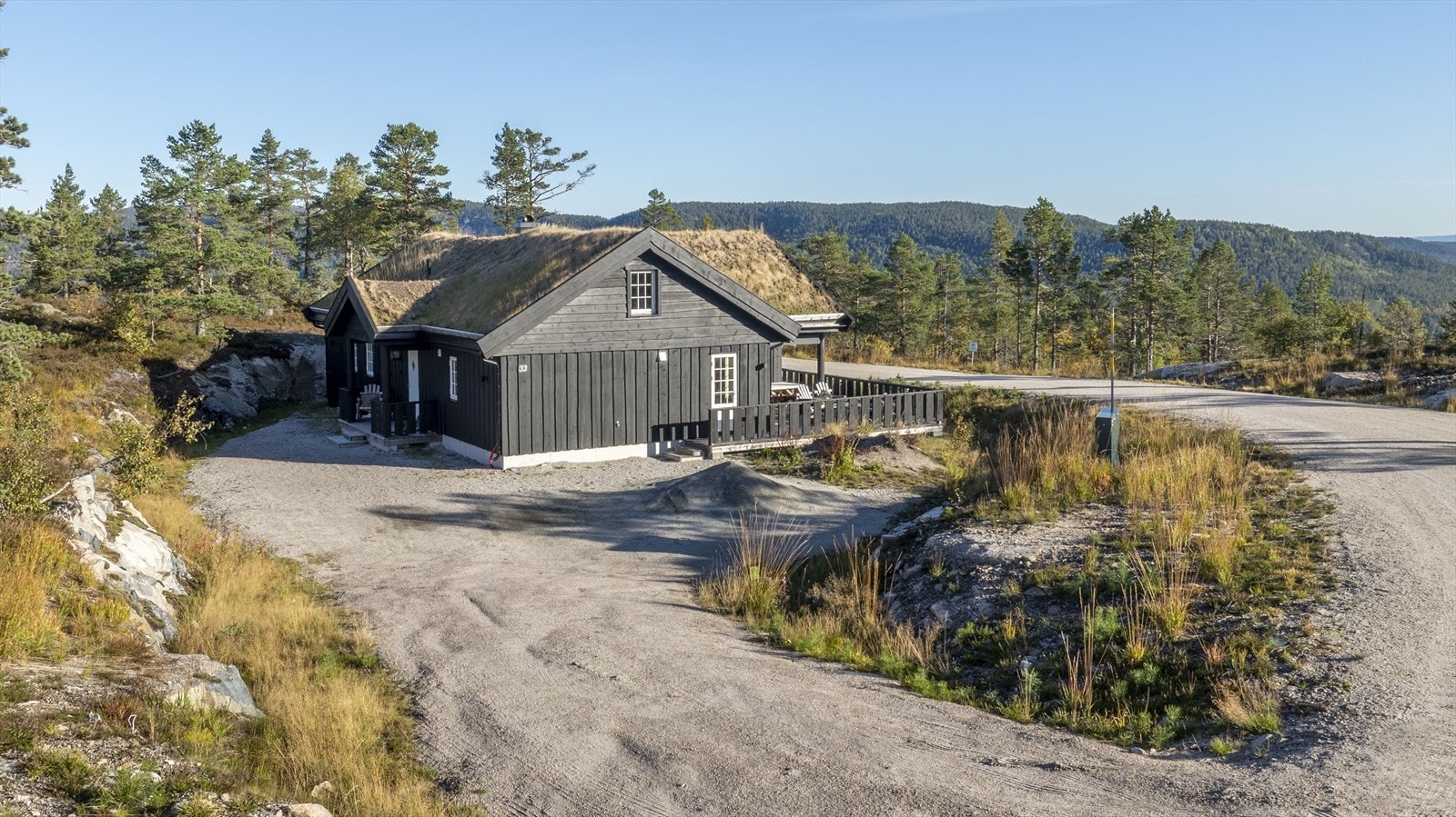 Hytta ligger i naturskjønne omgivelser i et veletablert hytteområde. Galleribilde