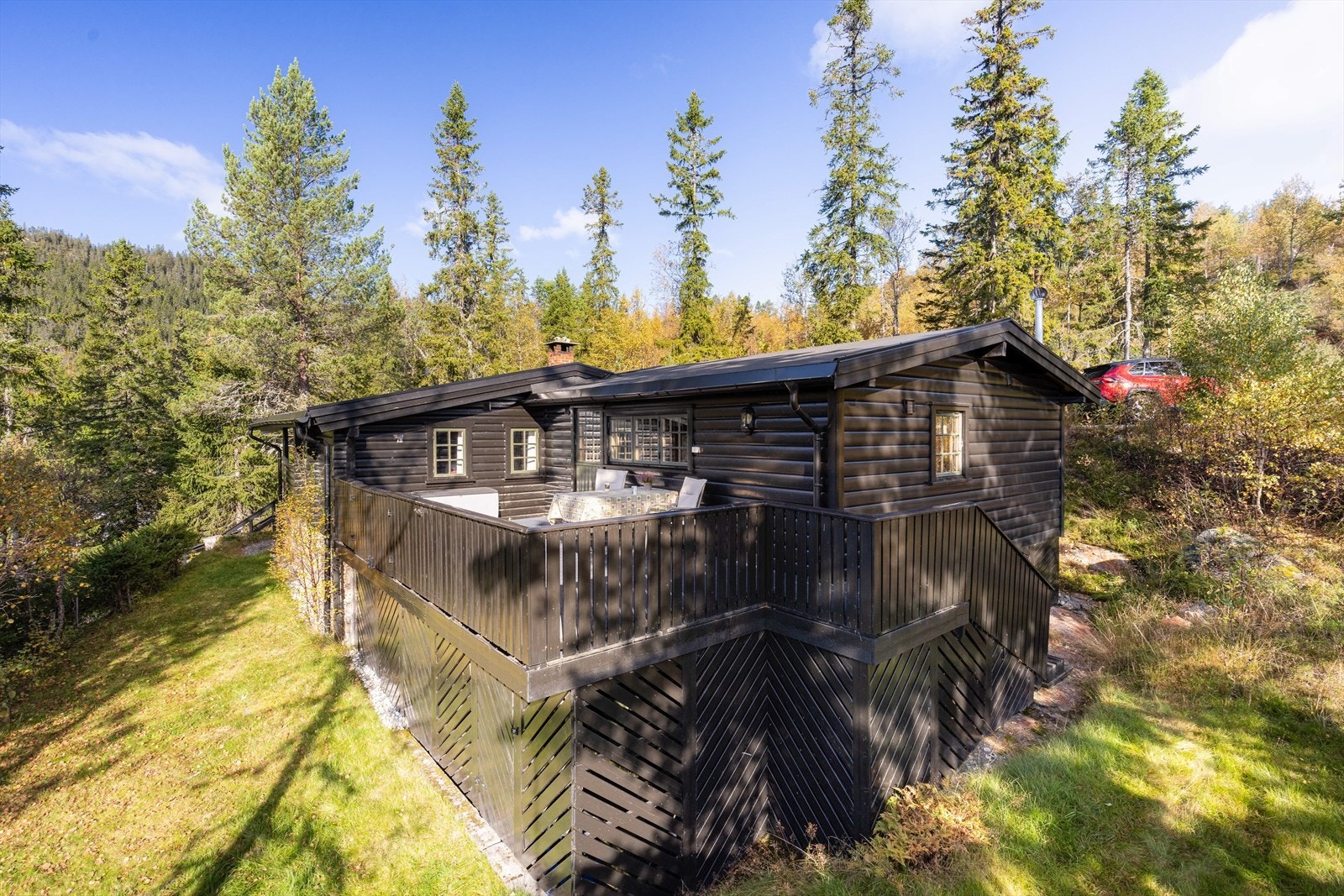 Hytta har innlagt strøm og bilvei helt frem, via bommet vei. Det er ikke innlagt vann og avløp. Galleribilde