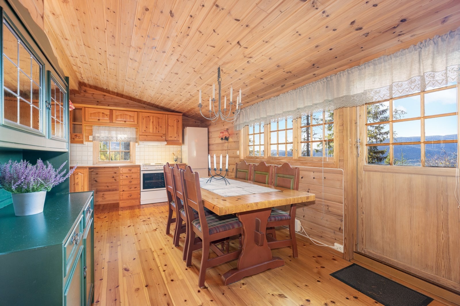 Her er det gode vindusflater som slipper inn rikelig med naturlig lys samt gir flott utsyn fra kjøkkenet og spisestuen. Galleribilde