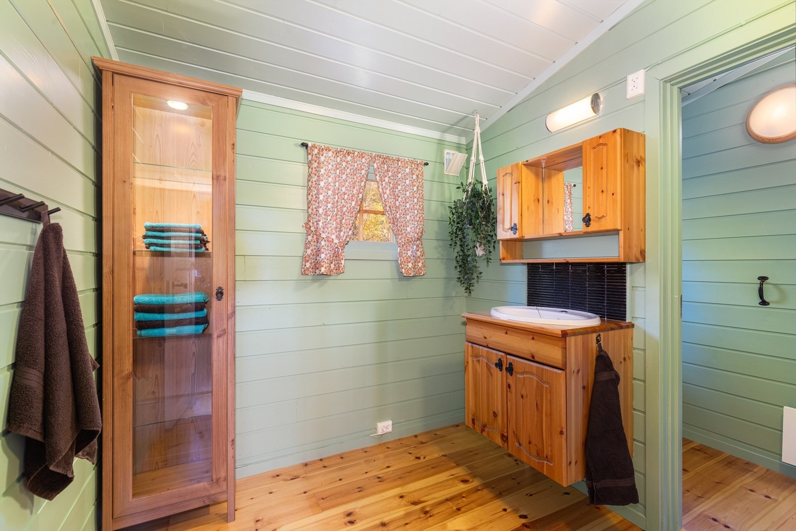 Praktisk baderom med tilliggende toalettrom. Badet inneholder servant med underskap og overskap med speil. Galleribilde