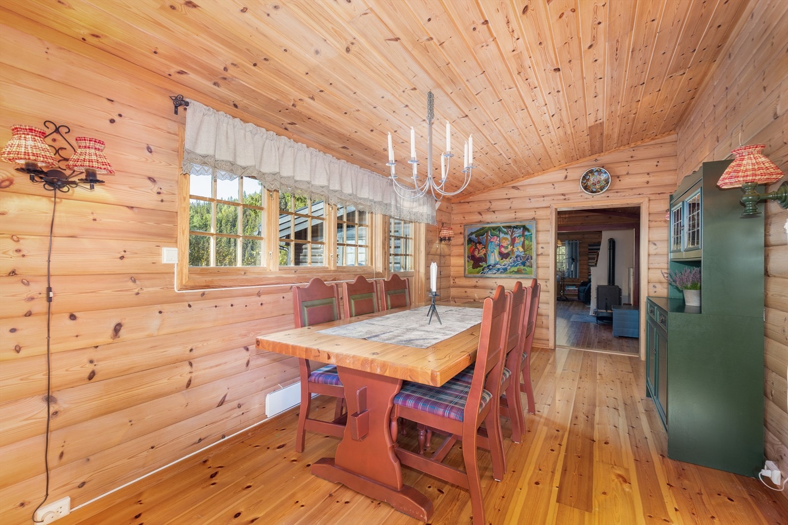 Fra stuen er det videre tilkomst til spisestue som ligger i tilknytning til kjøkkenet. Galleribilde