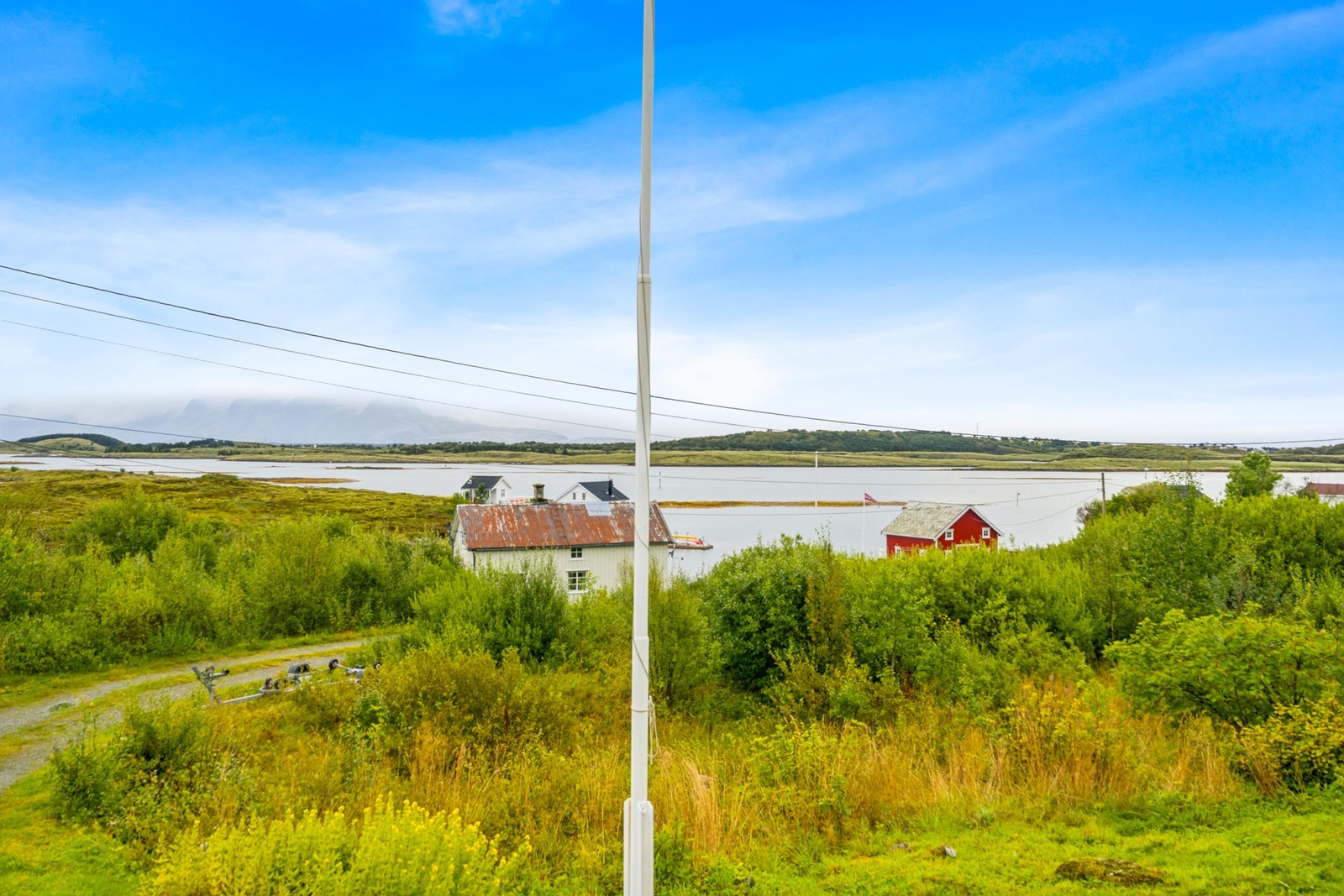 Den korte avstanden til sjøen gjør det enkelt å benytte både båt og kajakk, og området byr på fantastiske muligheter for fiske, sjøbad og turer i vakker kystnatur Galleribilde