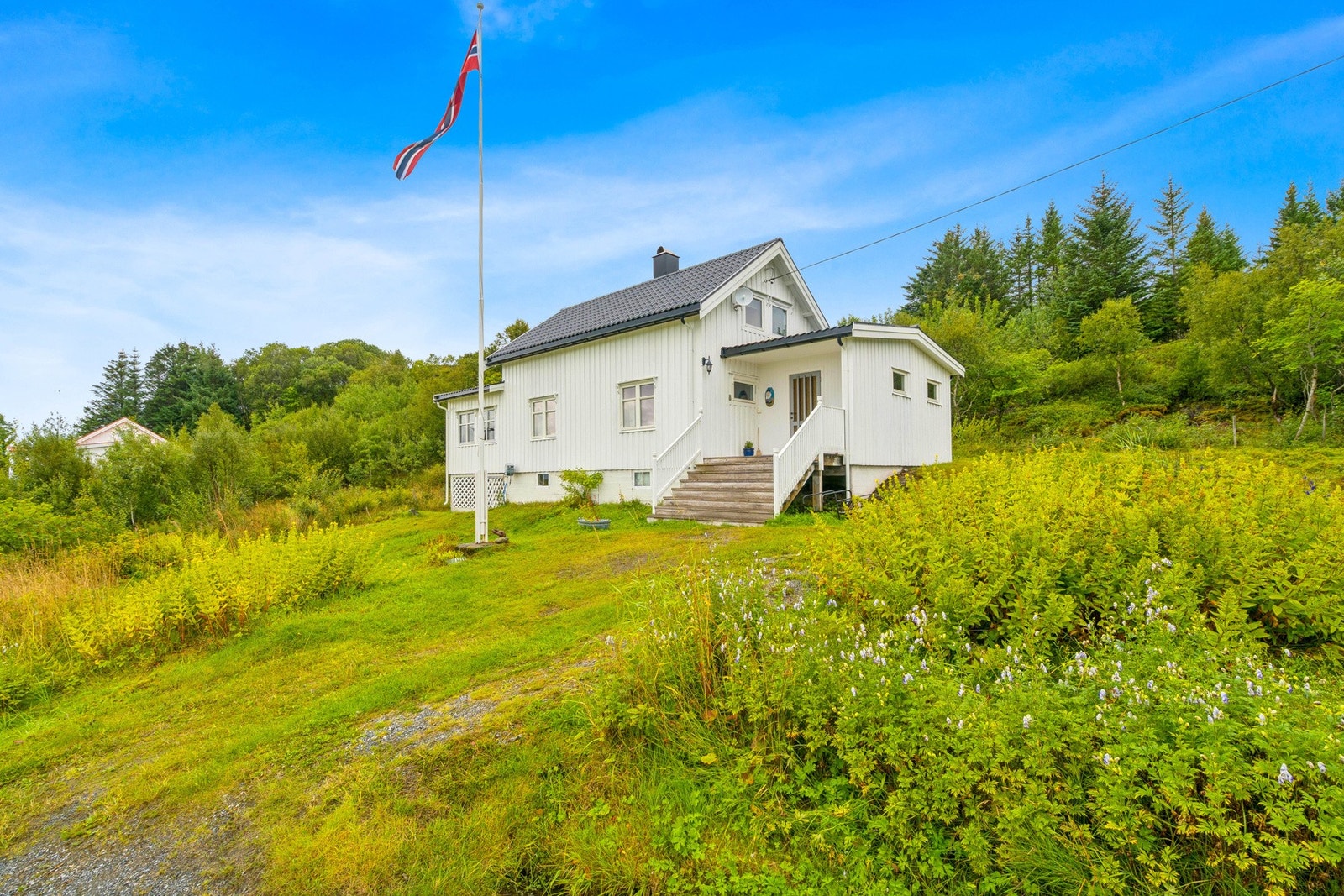En velholdt fritidsbolig med attraktiv beliggenhet sentralt på Husvær Galleribilde