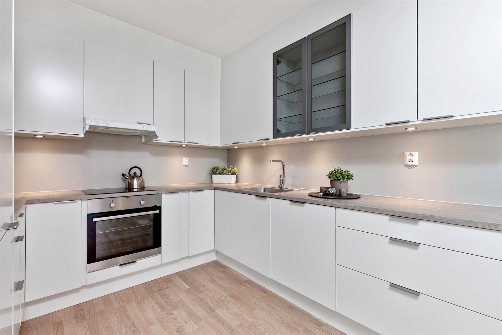 Lyst og moderne kjøkken. Galleribilde