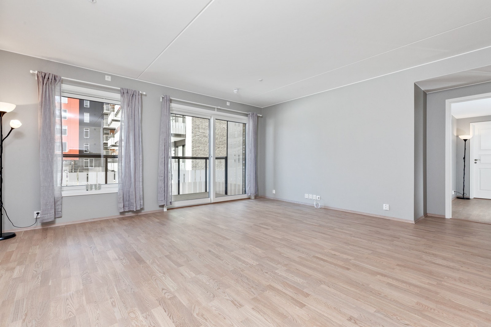 Romslig stue. Galleribilde