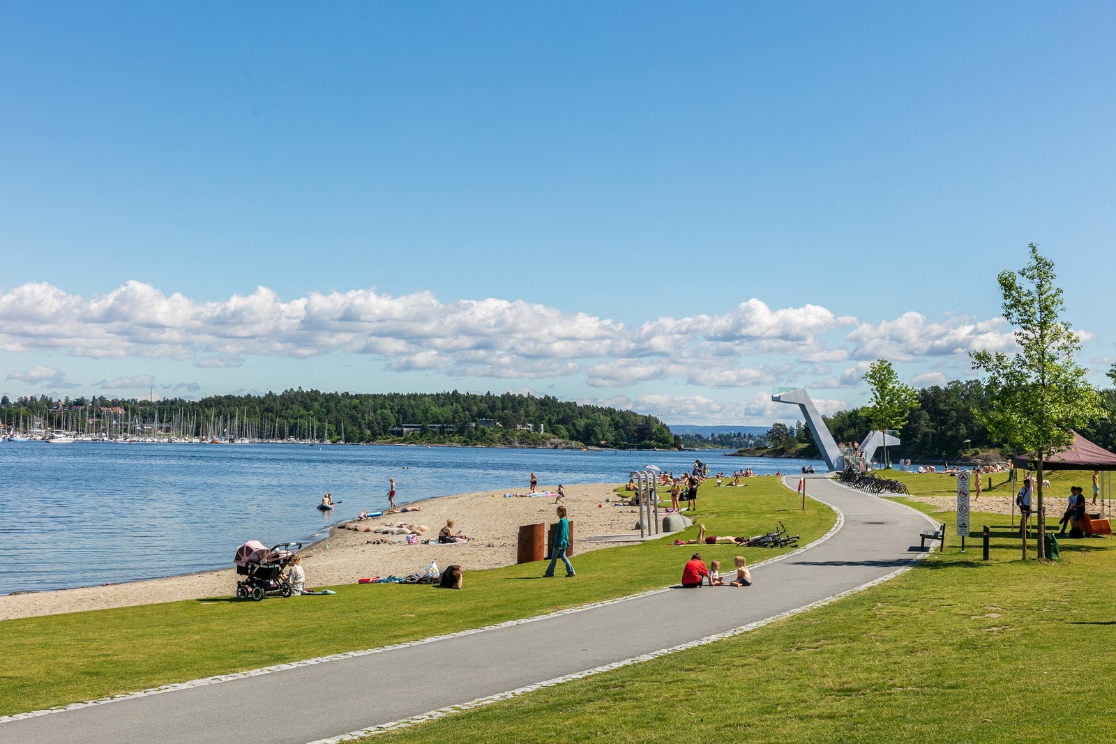 Elvepromenaden fører rett ut til fjorden med moderne badeanlegg på Kadettangen og turstier ute på Kalvøya Galleribilde