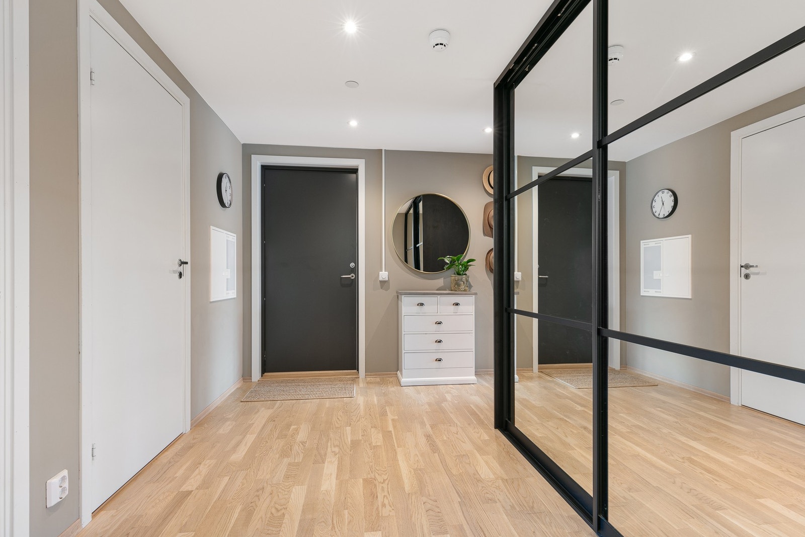 Entréen er romslig med plass for en stor skyvedørsgarderobe fra Garderobeeksperten Galleribilde