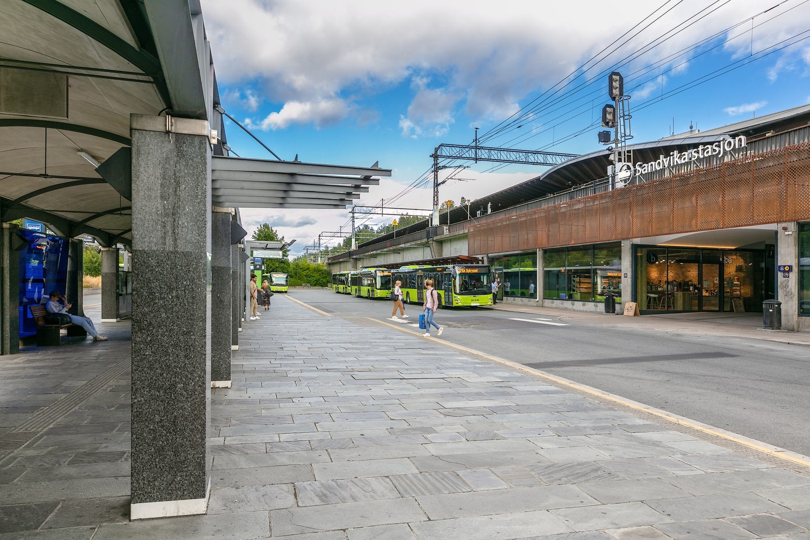 Den sentrale beliggenheten i senter av Sandvika gir tilgang til alt av kollektivtransport ved Sandvika stasjon (450 m) Galleribilde
