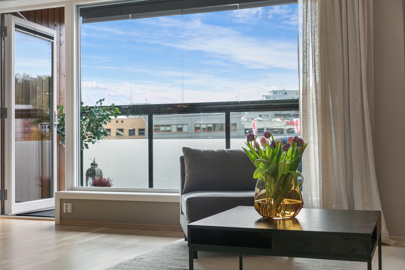 Detalj stue/balkong. Det er montert opp solskjerming med screens og lameller på vindu/balkong Galleribilde