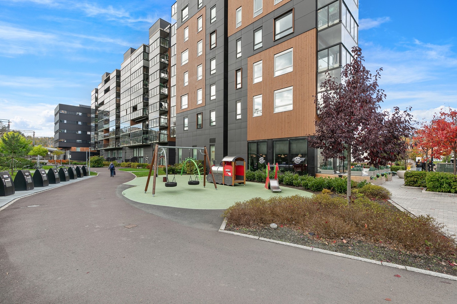 Fellesarealer er pent anlagt med lekeareal og frodig beplantning Galleribilde