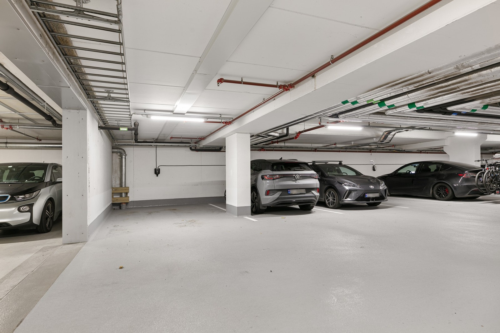 Biloppstillingsplass i felles garasjekjeller, med inntil 330 cm bredde og god avskjerming mot nabobåser Galleribilde