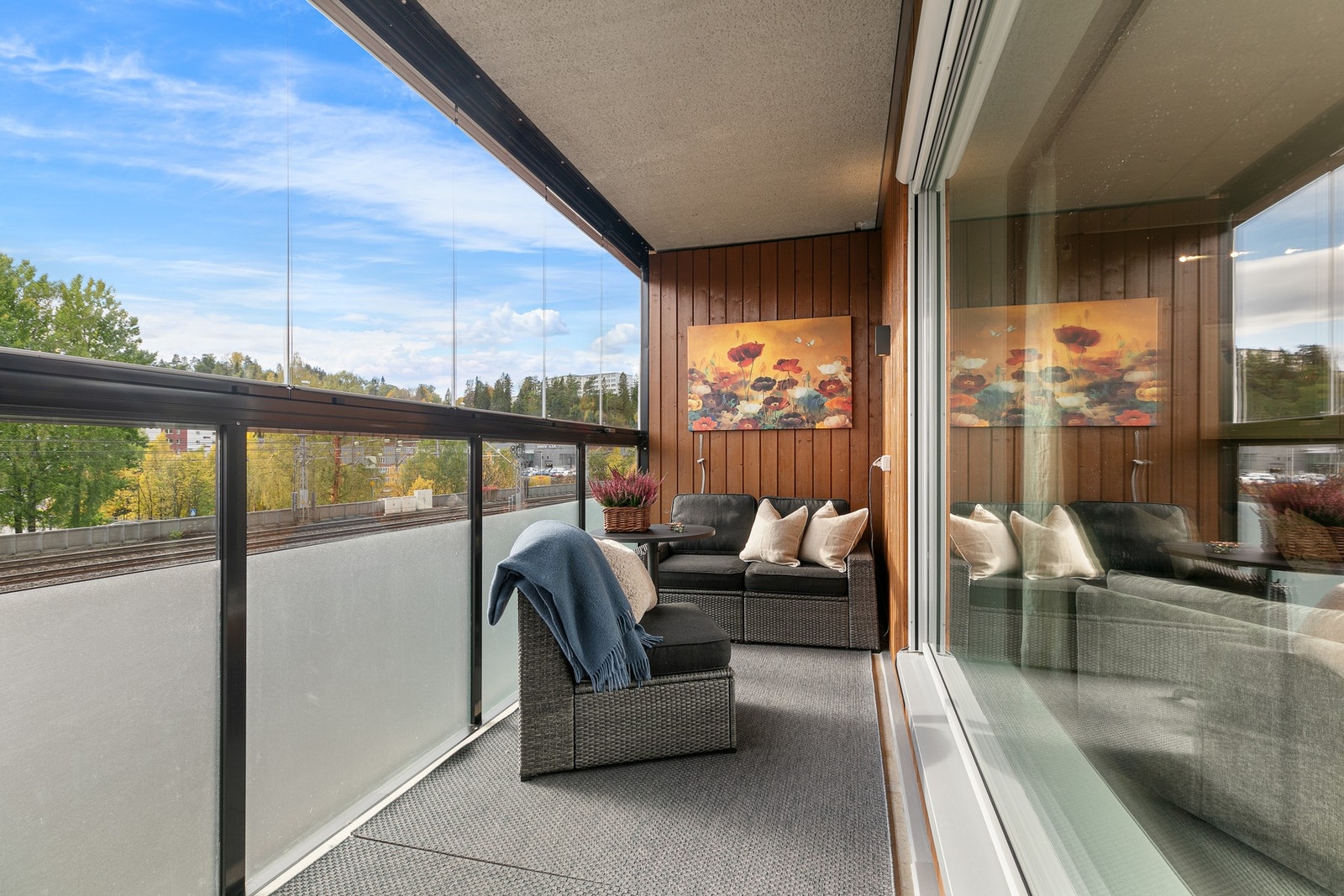 Balkongen på stuesiden har herlig sol frem til rundt kl 16 på sommeren Galleribilde