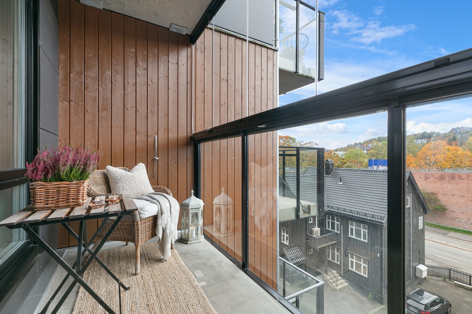 Ved hovedsoverom ligger en nordvendt balkong på rundt 9 m2, med fin kveldssol fra omkring kl 19 til kl 21 Galleribilde