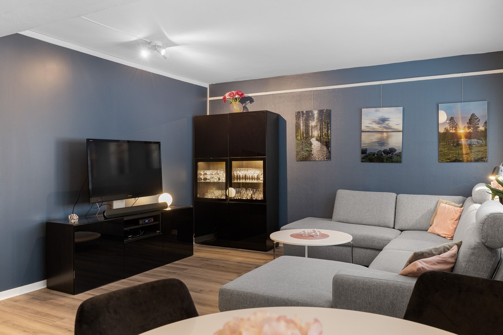 Med planløsningen leiligheten har er den enkel å innrede. Her har du også plass til en stor sofa. Galleribilde