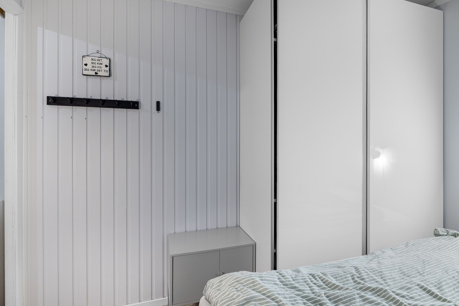 Det er også plass til et stort klesskap. Galleribilde