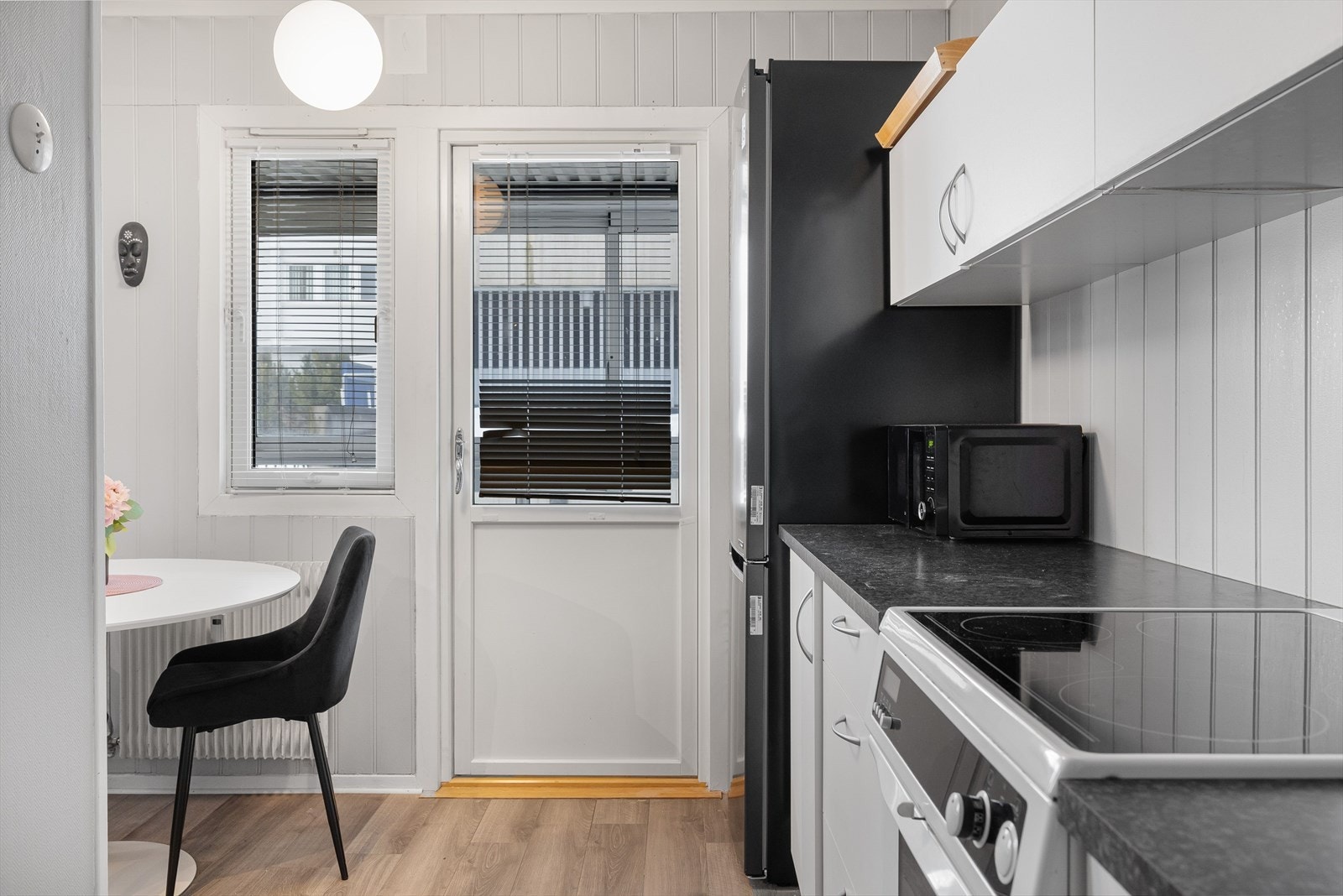 Fra kjøkkenet har du en innglasset balkong med kveldssol. Galleribilde