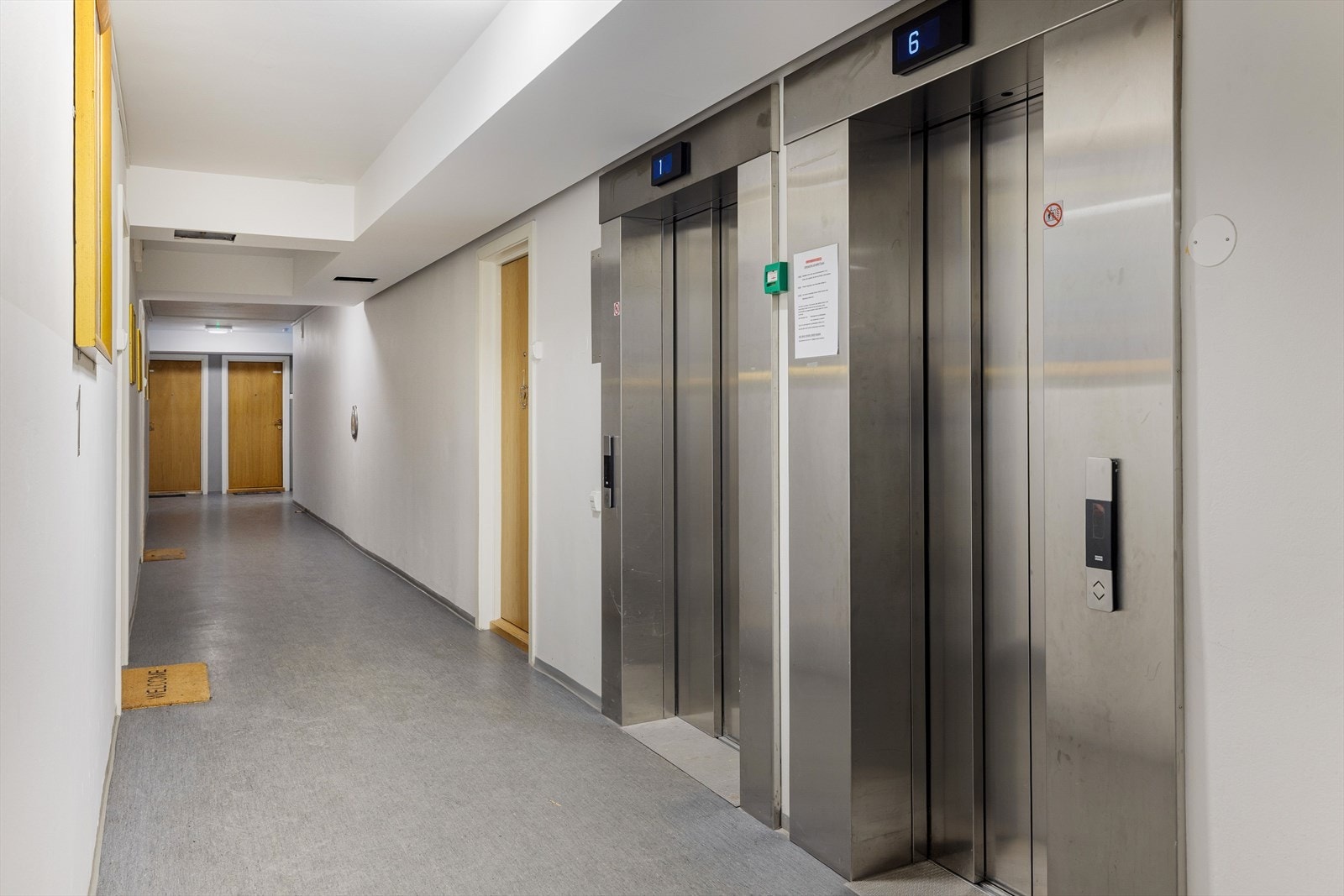 Her bor du i første etasje og har en enkel adkomst til leiligheten. Du benytter kun heisen til boden eventuelt. Galleribilde