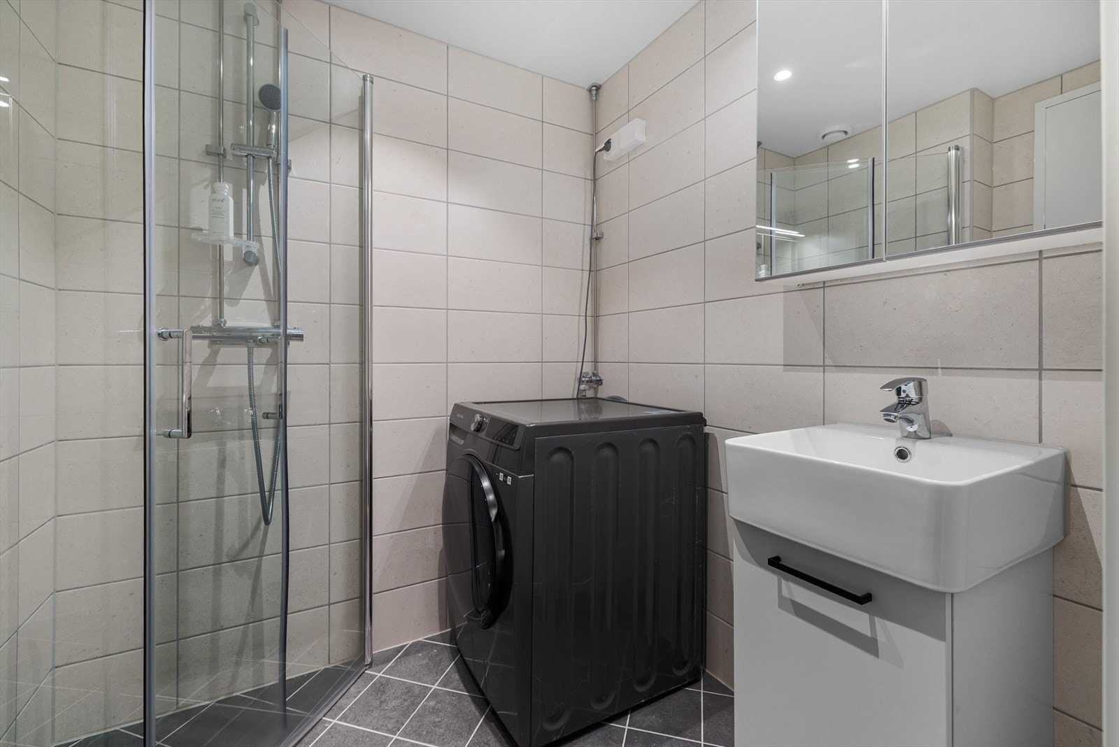 Badet holder en moderne standard og ble rehabilitert av borettslaget i 2024! Da ble det også foretatt rørfornying. Galleribilde