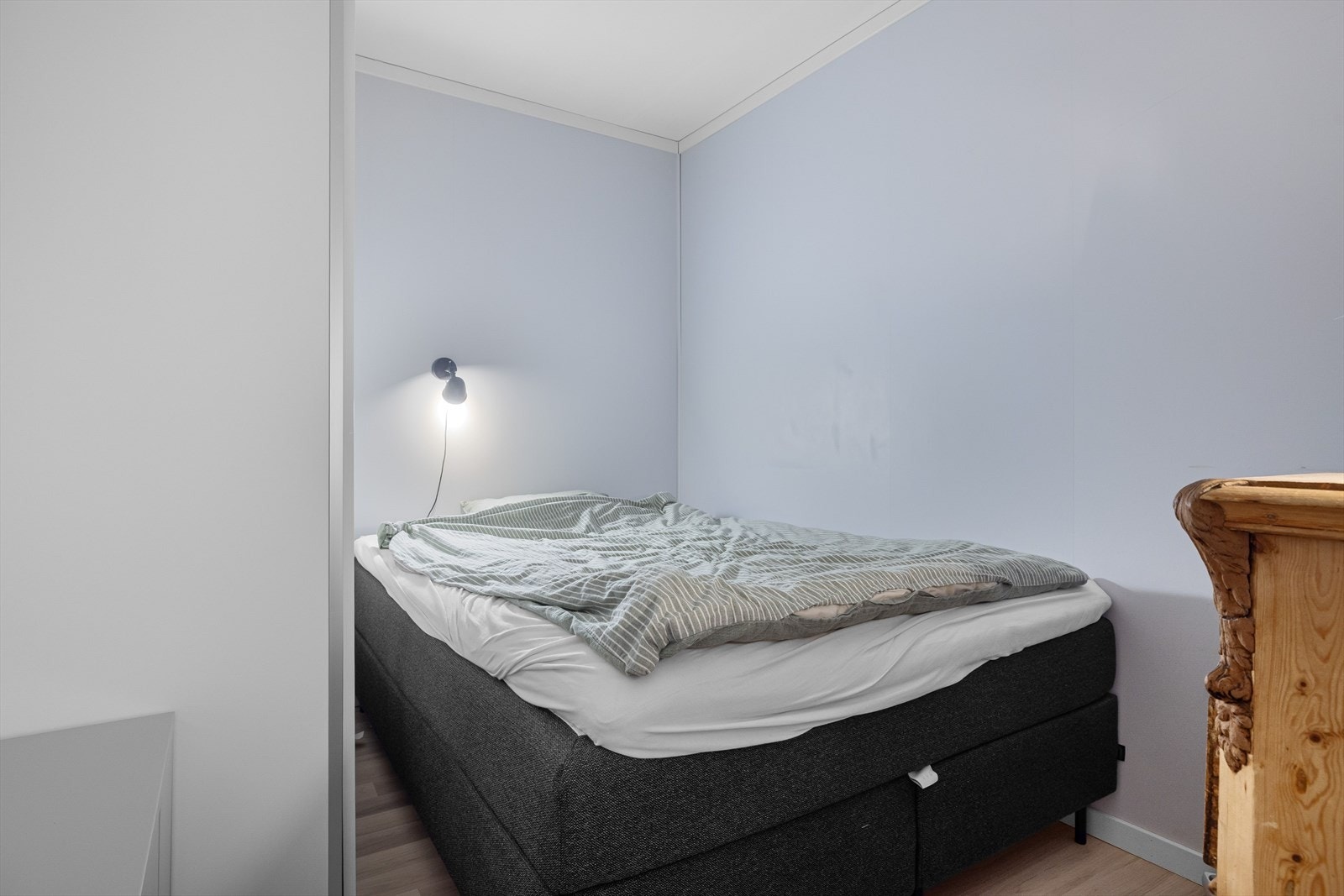 Det er sovealkove i leiligheten hvor du har plass til dobbeltseng. Galleribilde