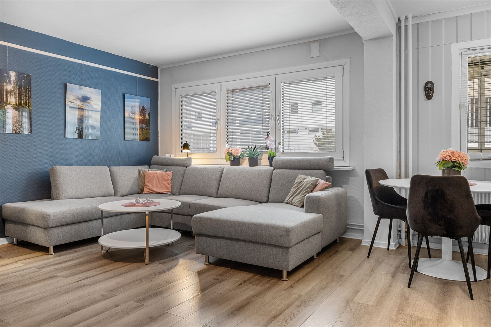 Stua er romslig og har godt med vinduer som fører til en lys og koselig atmosfære. Galleribilde