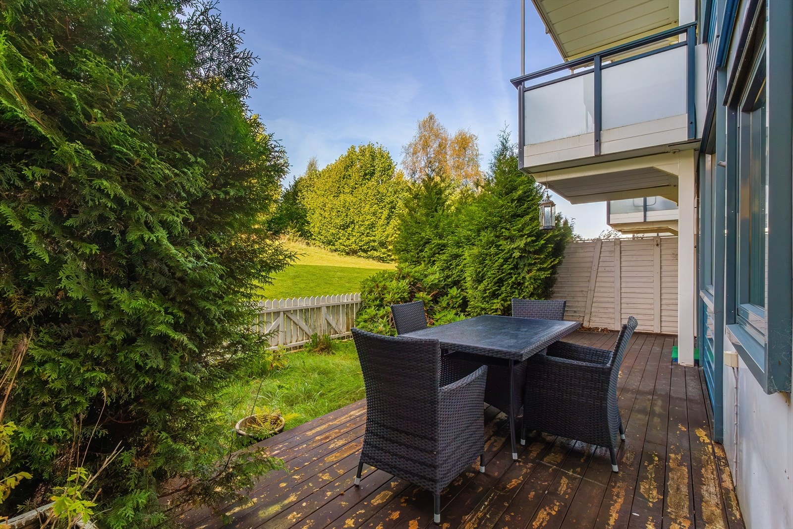 Terrasse og man disponerer en liten hageparsell. Galleribilde