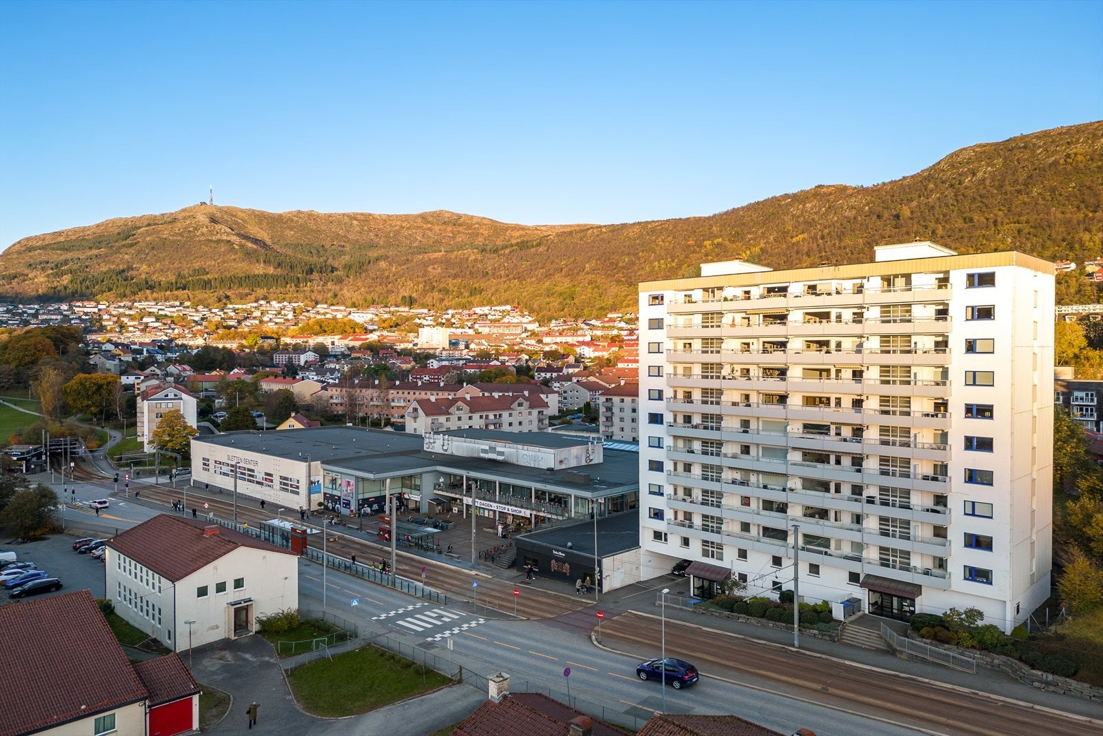 Sletten senter og bybane like nedenfor feltet. Galleribilde
